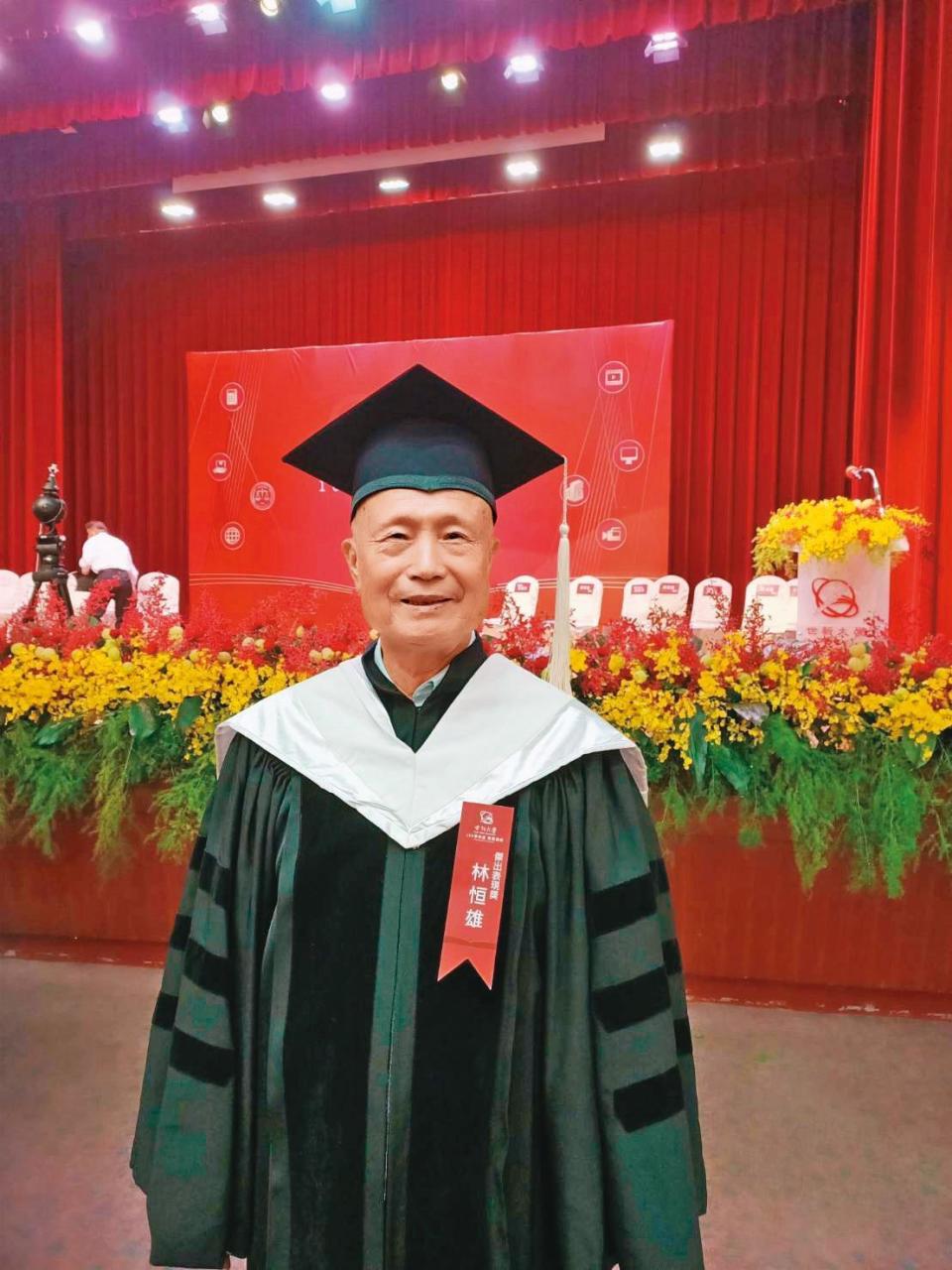 84歲的林恒雄，今年剛拿到世新大學中文所博士學位，精力充沛的他，假日還去當志工救生員。（林恒雄提供）