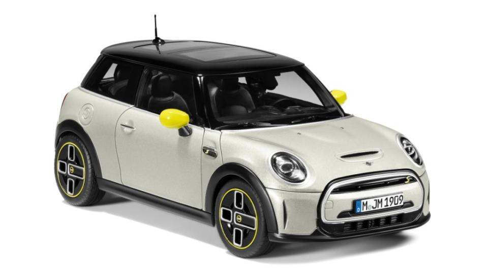 而為了感謝Mini車主支持，總代理汎德像現任車主贈送1:18的Mini Eletric模型車。(圖片來源/ Mini)