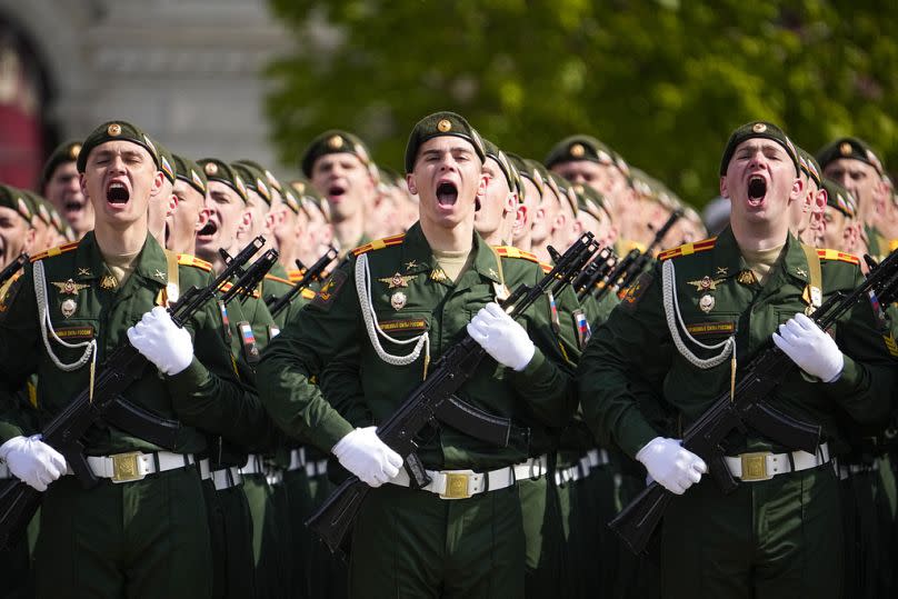 Russische Soldaten marschieren während der Militärparade zum Tag des Sieges in Moskau, Russland, Donnerstag, 9. Mai 2024.