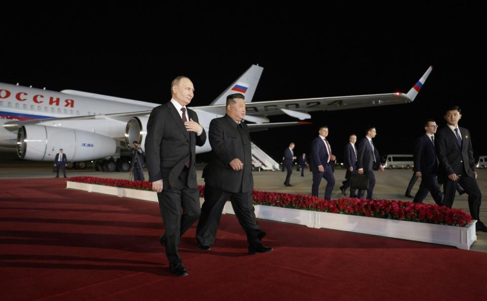 俄羅斯總統蒲亭(Vladimir Putin)19日黎明前抵達平壤，由北韓領導人金正恩接機。 (圖:克宮)