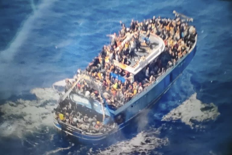 En esta imagen sin fecha, distribuida por la Guardia Costera de Grecia el 14 de junio de 2023, docenas de personas cubres prácticamente todo el espacio libre en la cubierta de un pesquero que naufragó y se hundió más tarde en el sur de Grecia