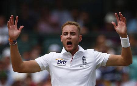 England's Stuart Broad reacts after catch was nearly taken from Australia's David Warner during the first day of the fifth Ashes cricket test match in Sydney January 3, 2014. REUTERS/David Gray