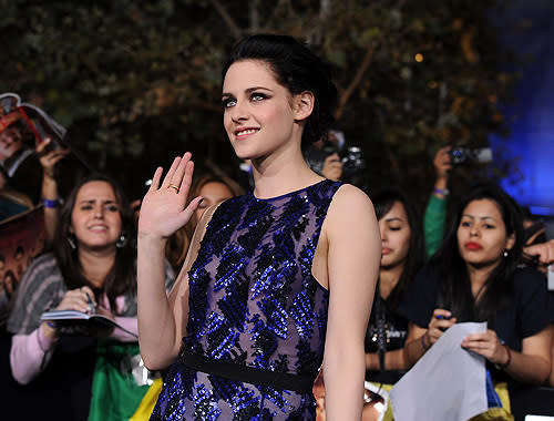 <p>Kirsten Stewart sends a brief wave to the crowd at the premiere of 'Twilight: Beaking Dawn Part 1.'</p>