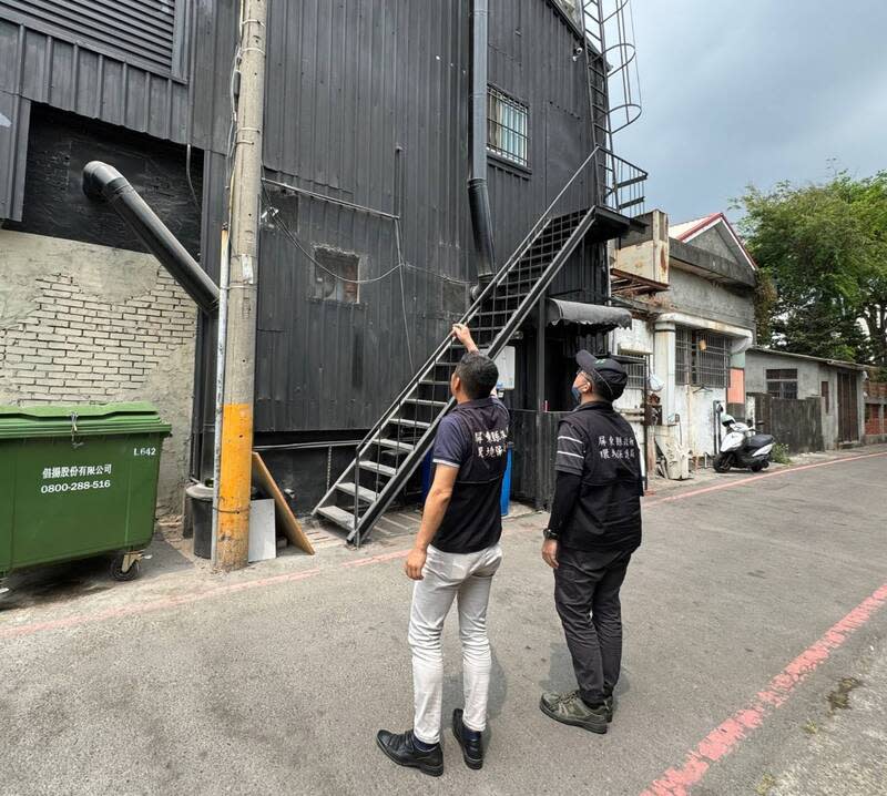 屏東燒烤餐廳油煙異味  環保局開罰 屏東一家燒烤餐廳業者安裝的油煙處理設備效能不 佳，附近居民陳情異味逾40次，環保局採樣結果均不 符合規定，依空氣污染防制法裁罰新台幣88萬元並限 期改善。 （環保局提供） 中央社記者李卉婷傳真  113年5月27日 