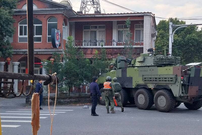 疑為閃避單車  雲豹裝甲車撞宜蘭派出所外燈桿 一輛陸軍雲豹裝甲車23日執行戰備偵巡任務時，疑為 閃騎單車民眾，不慎撞上宜蘭縣冬山鄉廣興派出所外 牆燈桿，所幸無人受傷，確切肇事原因正在進一步釐 清。 （民眾提供） 中央社記者沈如峰宜蘭縣傳真  113年3月23日 