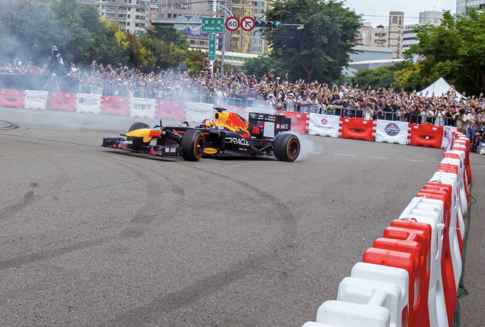 角田裕毅急速操駕，走進台灣首屆 Red Bull Showrun Formula 1 展演活動