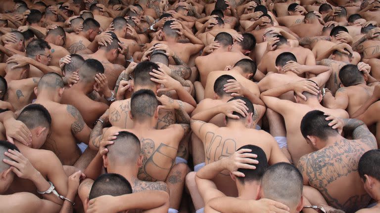 En esta foto de archivo distribuida por la secretaría de prensa de la Presidencia salvadoreña el 28 de marzo de 2022, miembros de las pandillas Mara Salvatrucha y Barrio 18 se reúnen en un patio de la prisión de Ciudad Barrios, El Salvador, tras el aumento de las cifras de homicidios que se produjo el pasado fin de semana.