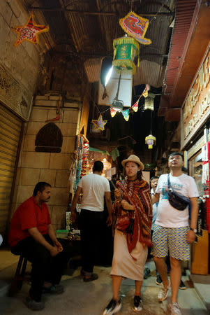 Tourists walk around shops at al-Hussein and Al-Azhar districts in old Islamic Cairo, Egypt August 18, 2016. Picture taken August 18, 2016. REUTERS/Amr Abdallah Dalsh