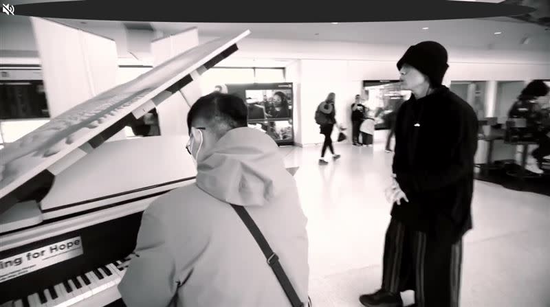林宥嘉在機場開唱秒變演唱會。（圖／翻攝自林宥嘉IG）