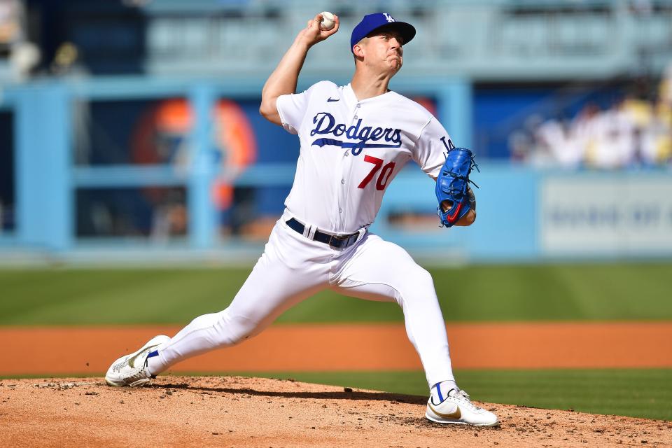 El lanzador abridor de los Dodgers de Los Ángeles, Bobby Miller, lanza contra los Yankees de Nueva York durante la segunda entrada en el Dodger Stadium el 4 de junio.