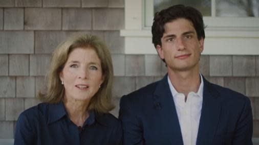 傑克施洛斯堡與母親卡洛琳合拍影片，為美國總統候選人拜登背書。（翻攝自Jack Schlossberg IG）
