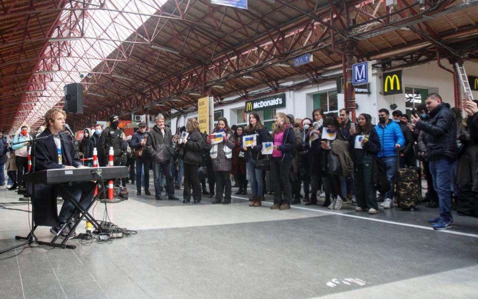 British singer Tom Odell sings inside the North Railway Station, a Romanian transport hub that has witnessed the arrival of thousands of people fleeing Ukraine following the Russian invasion, in Bucharest, Romania, March 11, 2022.  -  INQUAM PHOTOS/Reuters