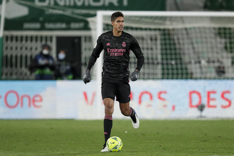 Con Raphael Varane sucede lo mismo que con Casemiro. Apenas 10 kilos pagó el Madrid por el central francés al Lens en 2011. Al principio estuvo a la sombra de Pepe, pero después se hizo con un sitio y acabó siendo fundamental en los títulos recientes del conjunto blanco. (Foto: David S. Bustamante / Soccrates / Getty Images).