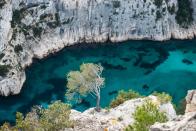 Der Nationalpark Calanques wird von dem gleichnamigen Bergmassiv bestimmt, das 20 Kilometer lang von Marseille entlang der Küste bis nach Cassis verläuft. Seit 2012 gilt es als Schutzgebiet und liegt im Süden Frankreichs, es ist geprägt von tief eingeschnittenen, fjordartigen Buchten. Das Kletter-Paradies ist ausschließlich mit dem Boot oder zu Fuß erreichbar. (Bild: iStock/ErikAgar)