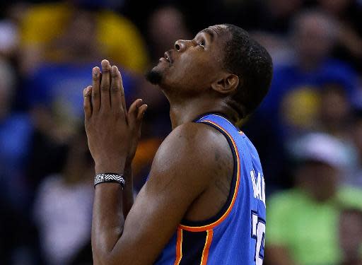 Kevin Durant, de los Oklahoma City Thunder, se lamenta por una falta pitada en su contra en un partido contra los visitantes Golden State Warriors el 14 de noviembre de 2013 (Getty/AFP | Ezra Shaw)