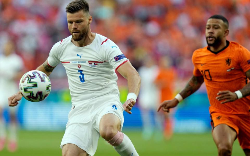 Czech Republic's defender Ondrej Celustka (L) challenges Netherlands' forward Memphis Depay  - AFP / Getty