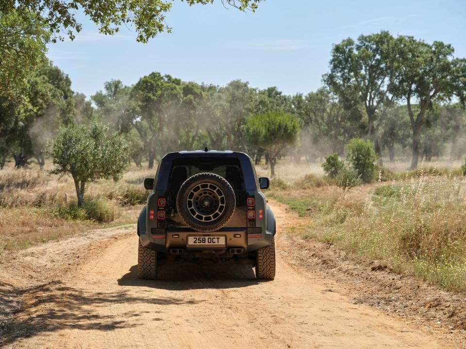 2025 land rover defender octa