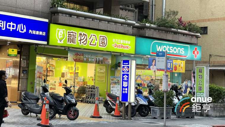 少子化萌寵商機大 全台寵物店家數年增5%。(鉅亨網記者張欽發攝)