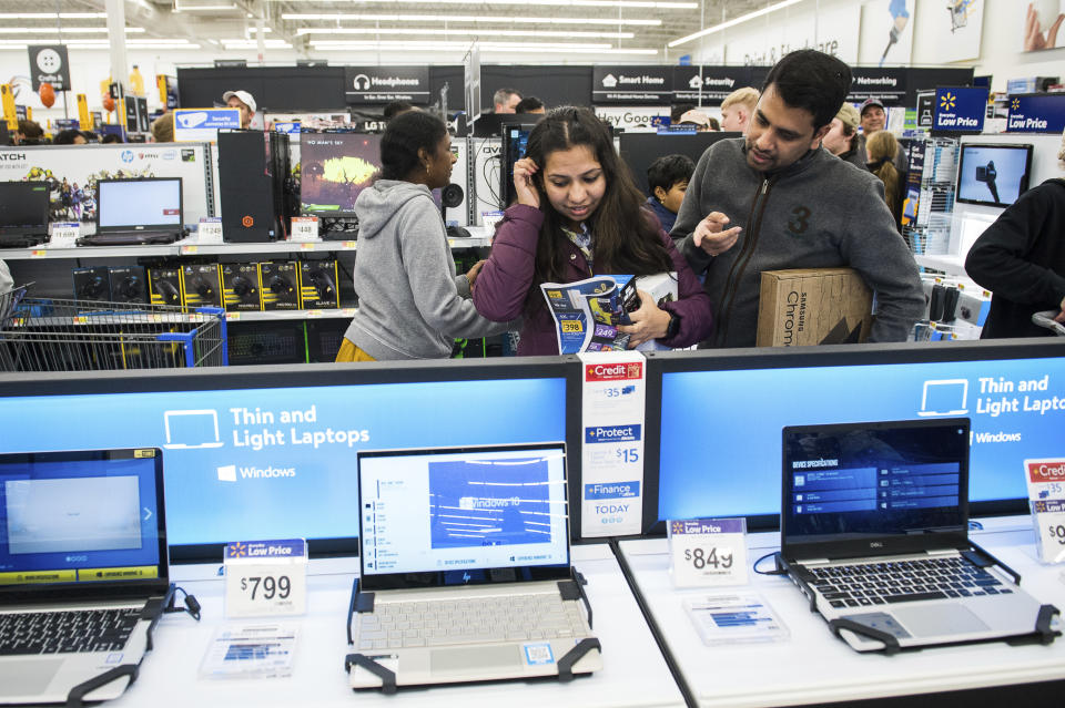 Clientes en busca de productos con buenas rebajas durante el Black Friday. Foto: Gunnar Rathbun/AP Images for Walmart.