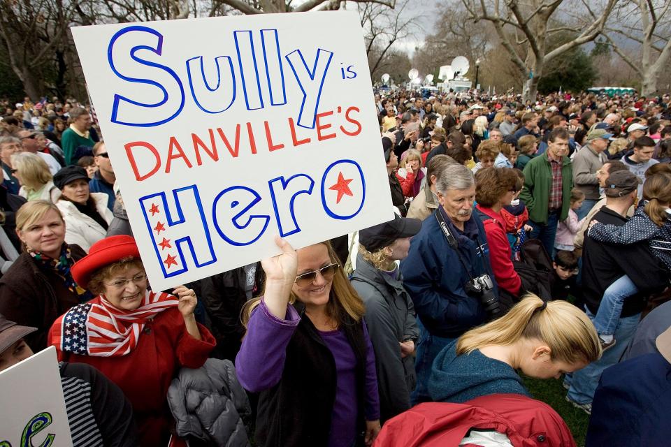 Una multitud se reúne para honrar al piloto de US Airways C.B. Sullenberger en una celebración en su honor el 24 de enero de 2009, en Danville, California. (Crédito: David Paul Morris/Getty Images)