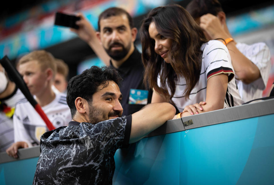 Ilkay Gündogan nach dem EM-Spiel Deutschland-Portugal bei TV-Moderatorin Sara Arfaoui (Bild: dpa)