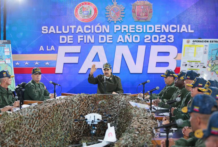 Nicolás Maduro, pronunciando un discurso junto al ministro de Defensa venezolano, Vladimir Padrino López durante una reunión con miembros de la Fuerza Armada Nacional Bolivariana (FANB) en Caracas, el 28 de diciembre