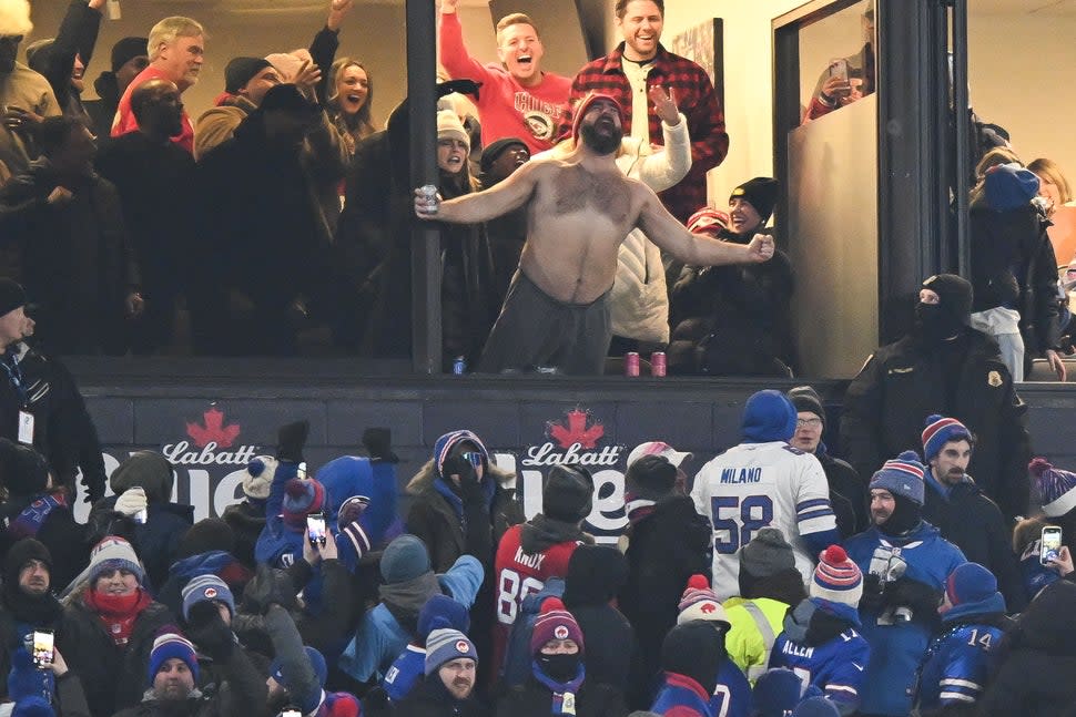 Jason Kelce cheers on brother Travis during Chiefs vs. Bills game