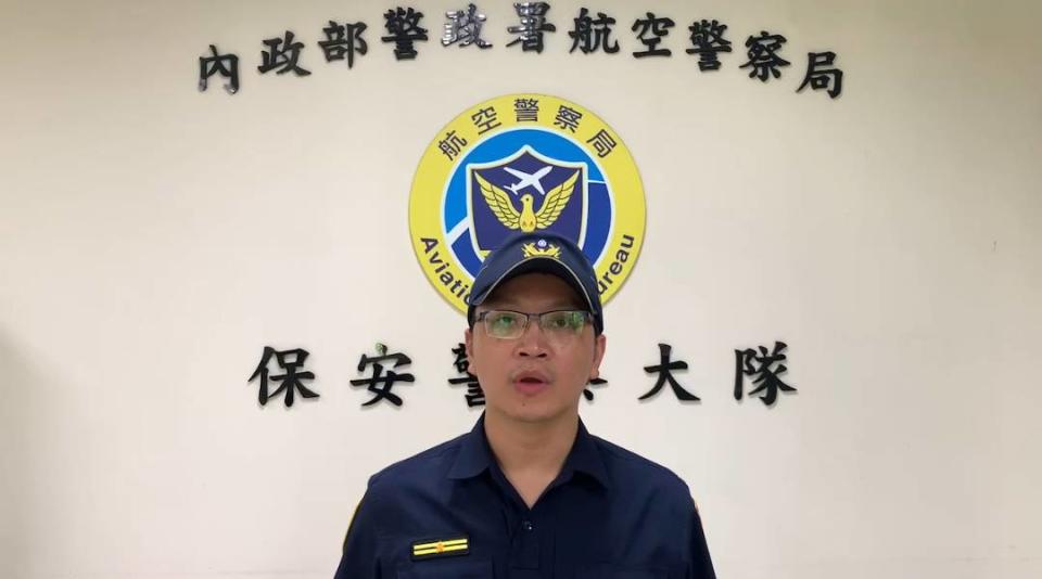 航空警察局保安警察大隊第二隊第一分隊分隊長蘇峯億進行案情說明。（圖/記者 張泓笙翻攝）