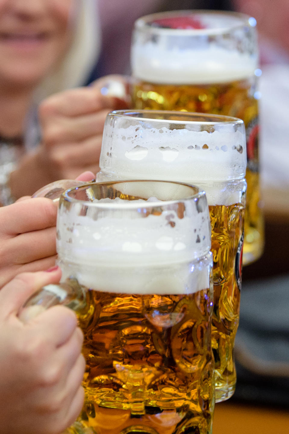 ARCHIV - 21.09.2019, Bayern, MÃ¼nchen: Besucherinnen des Oktoberfestes prosten sich im Paulaner-Festzelt mit ihrer ersten MaÃ Bier zu. Der deutschen Braubranche droht durch die Corona-Krise ein doppeltes Absatzproblem. (zu dpa Â«Brauer-Bund: Herbe RÃ¼ckschlÃ¤ge durch Corona-KriseÂ») Foto: Matthias Balk/dpa +++ dpa-Bildfunk +++