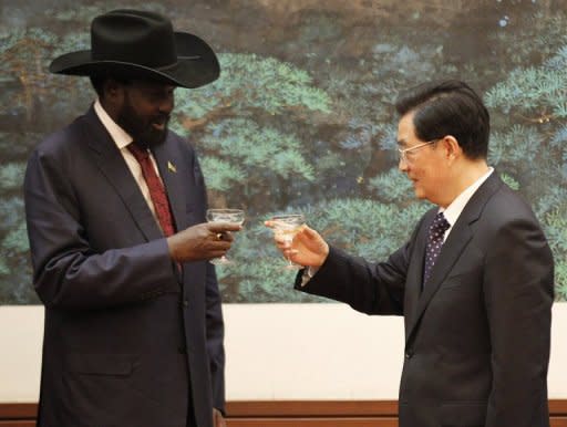 Chinese President Hu Jintao (right) and South Sudan President Salva Kiir toast after a signing ceremony at the Great Hall of the People in Beijing on April 24, 2012. Kiir will cut short his visit to China due to "domestic issues", a Chinese official said Wednesday, as violence between the world's newest nation and Sudan intensified