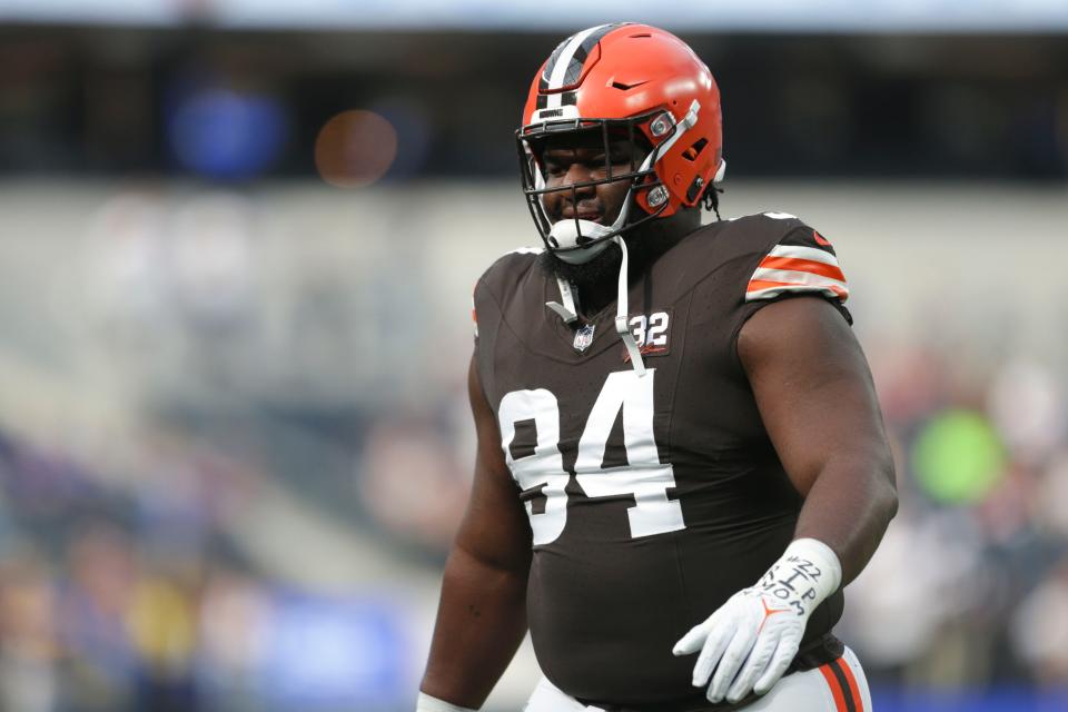 Browns defensive tackle Dalvin Tomlinson walks the field pregame at the Los Angeles Rams, Dec. 3, 2023