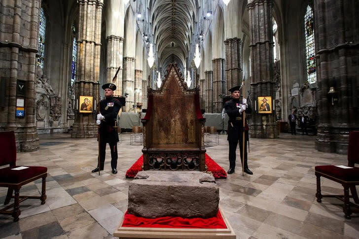 Los guardaespaldas del rey Alex Baillie-Hamilton y Paul Harkness hacen guardia al lado de la Piedra del Destino en la Abadía de Westminster, en el centro de Londres. ARCHIVO, 29 DE ABRIL 2023. Susannah Ireland/Pool via REUTERS