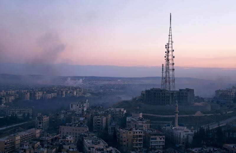 La résistance des rebelles freinait jeudi la progression de l'armée syrienne à Alep, mais le régime de Damas estime que la reconquête de la métropole du nord de la Syrie est en vue et qu'elle changera le cours de la guerre. Les forces loyalistes ont enregistré des succès foudroyants au cours des derniers jours et repris la vieille ville, mais elles se sont heurtées jeudi à des groupes d'insurgés à l'ouest et au sud de l'ancienne citadelle. /Photo prise le 6 décembre 2016/REUTERS/Omar Sanadiki