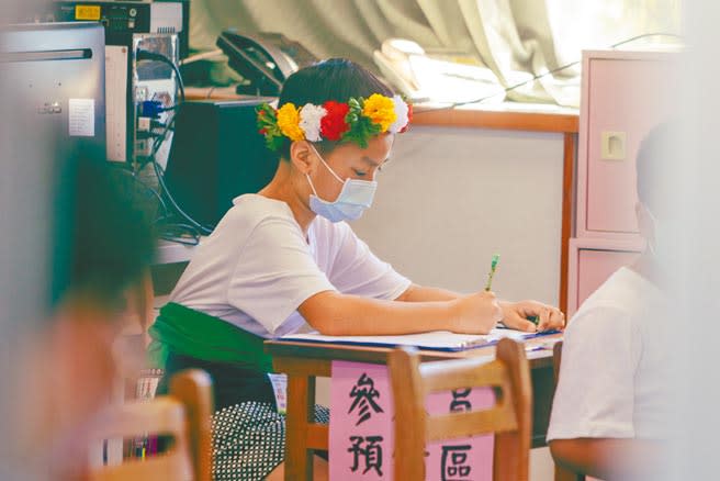 來自台東南王部落的古以勒首度參與族語競賽，家裡沒有人能說一口流利的卑南語，因此她特別利用晚上時間到老師家集訓惡補。（蔡旻妤攝）