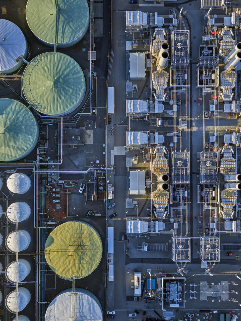 <p>Power station in Bayonne, N.J. (© Jeffrey Milstein and courtesy Benrubi Gallery) </p>