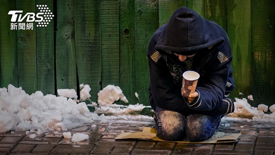 台中市兩名男子在逢甲商圈行乞遭警方開罰。（示意圖／shutterstock達志影像）