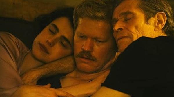 Margaret Qualle, Jesse Plemons y Wilem Dafoe en Kinds of Kindness (Fuente: IMDb)