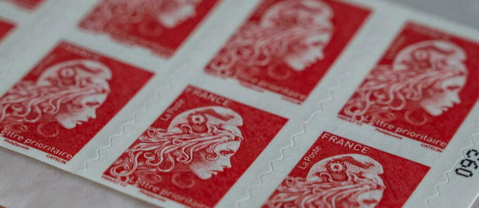 La Poste met fin à ses timbres rouges et les remplace par une version numérique.  - Credit:RICCARDO MILANI / Hans Lucas / Hans Lucas via AFP