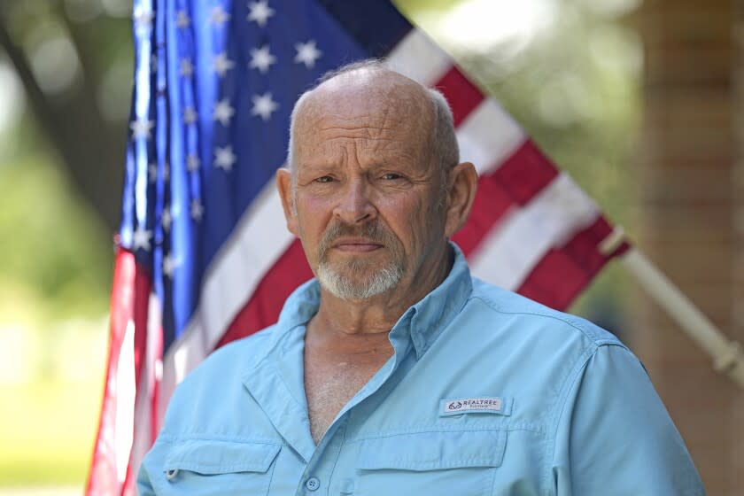 El capitán de bomberos jubilado Russell Harris, posa para una foto en su casa en East Bernard, Texas, el 22 de junio de 2022. (AP Foto/David J. Phillip)