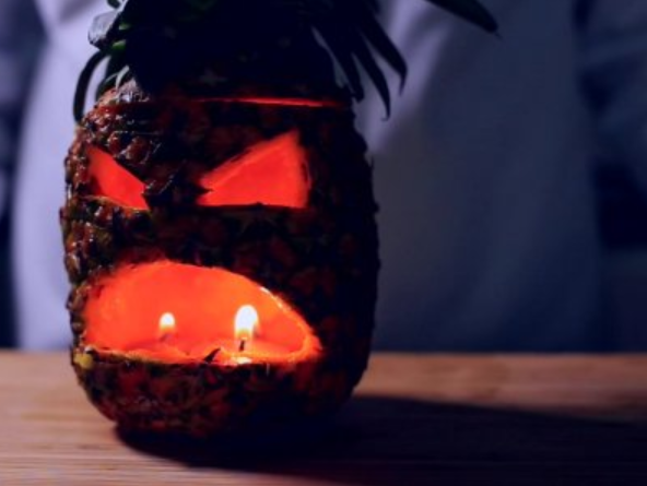 Último paso. Coloca la tapa de la piña y ¡listo! Ya tienes un perfecto adorno para sorprender a toda tu familia este Halloween. Foto: Kiwilimon.com