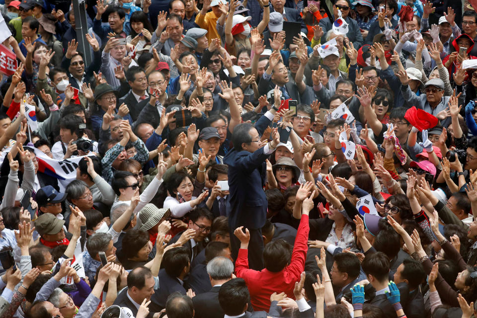 <p>Hong Joon-pyo, the presidential candidate of the Liberty Korea Party, waves to his supporters during his election campaign rally in Daegu, South Korea, May 8, 2017. (Kim Hong-Ji/Reuters) </p>