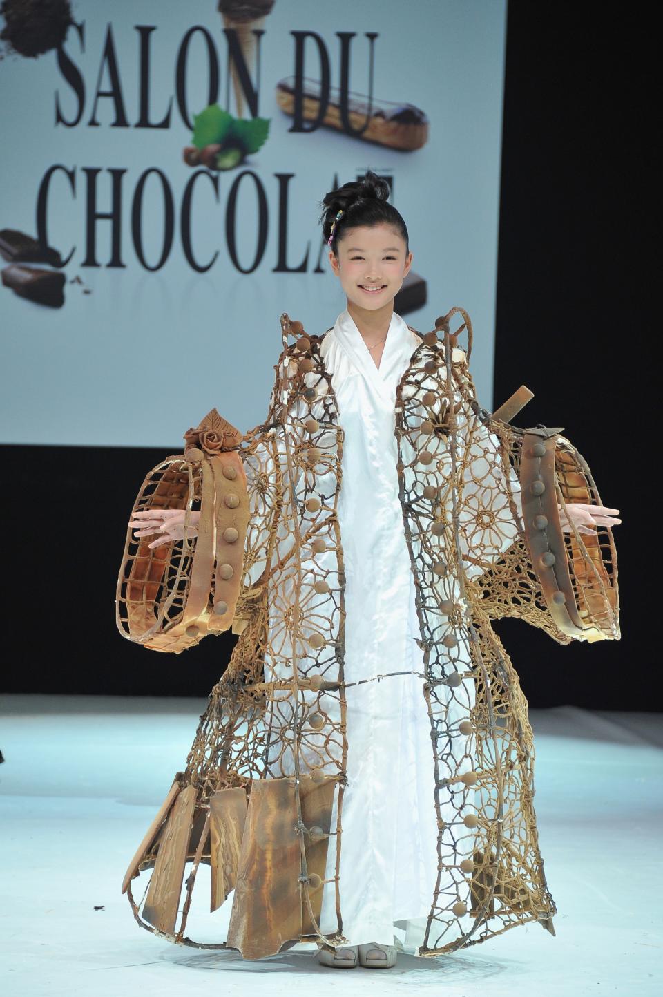 PARIS, FRANCE - OCTOBER 30: Actress Kim Yoo Jung walks down the runway during the 18th Salon Du Chocolat at Parc des Expositions Porte de Versailles on October 30, 2012 in Paris, France. (Photo by Pascal Le Segretain/Getty Images)