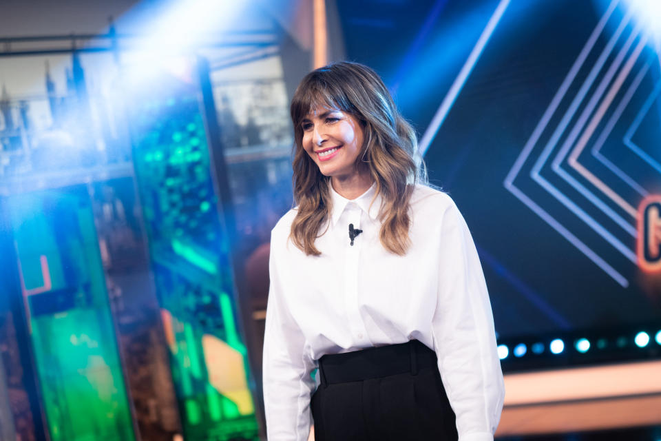 Nuria Roca con camisa blanca y pantalón negro.