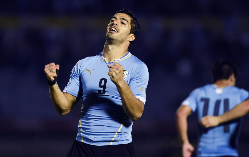 El jugador de Uruguay, Luis Suárez, festeja un gol contra Costa Rica en un amistoso el jueves, 13 de noviembre de 2014, en Montevideo. (AP Photo/Matilde Campodonico)