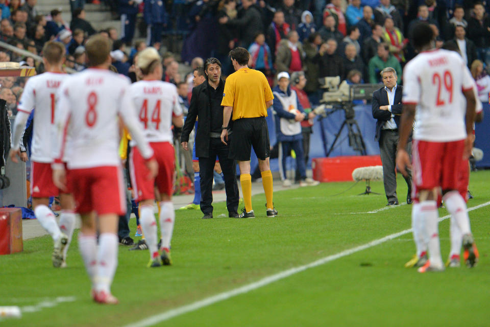 The referee Manuel Graefe from Germany, center right, speaks to Basel's head coach Murat Yakin during the Europa League round of 16 second leg soccer match between Red Bull Salzburg and Basel in Salzburg, Austria, on Thursday, March 20. 2014. (AP Photo/Kerstin Joensson)