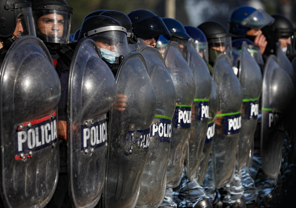 La policía desaloja un campamento de ocupantes ilegales en Guernica, provincia de Buenos Aires, Argentina, el jueves 29 de octubre de 2020. (AP Foto/Natacha Pisarenko)