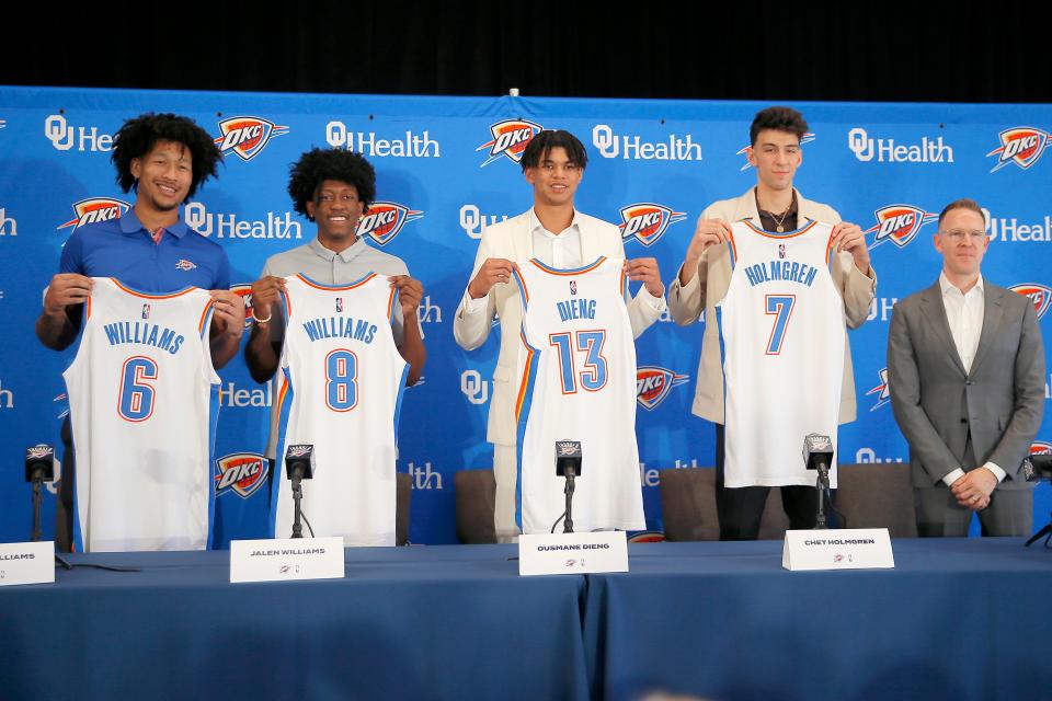 From left: Thunder draft picks Jaylin Williams, Jalen Williams, Ousmane Dieng, and Chet Holmgren pose for a photo beside OKC general manager Sam Presti during a press conference on June 25.