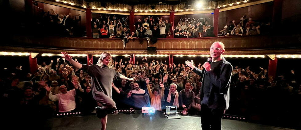 Bernard Werber (à droite) et Vanessa Francoeur (à gauche) vous proposent l'expérience suivante : assis sur votre siège de théâtre, ouvrir les portes de votre esprit pour découvrir des territoires étonnants.  - Credit:Gildas Legurun