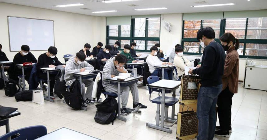 韓國考生接受「修能」考試（圖／路透社）
