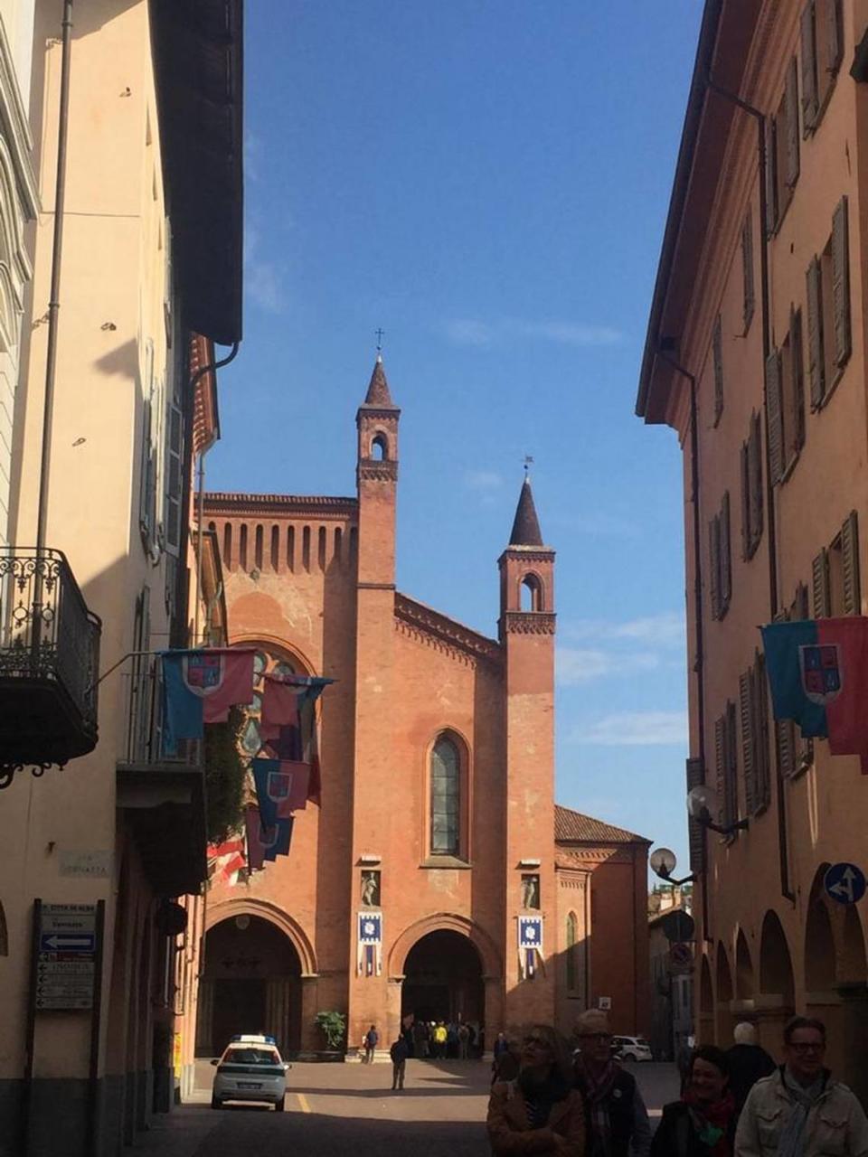 Iglesia de Barolo, provincia de Cuneo. Barolo es el típico pueblo italiano de callecitas estrechas, enotecas, bares y plazas con vista a los viñedos.